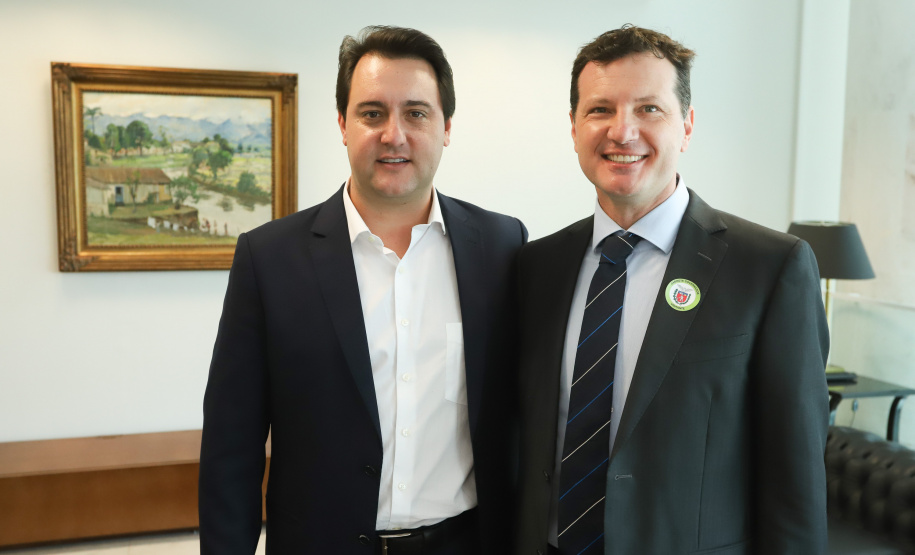 O governador Carlos Massa Ratinho Junior assinou nesta segunda-feira (6) decreto que prorroga os benefícios fiscais do Imposto sobre Circulação de Mercadorias e Serviços (ICMS) ao setor produtivo de todo o Estado. A medida beneficia setores como a agropecuária e indústria e busca manter a competitividade de mercado de diversos produtos paranaenses. Foto: Rodrigo Felix Leal/ANPr - 06/05/2019