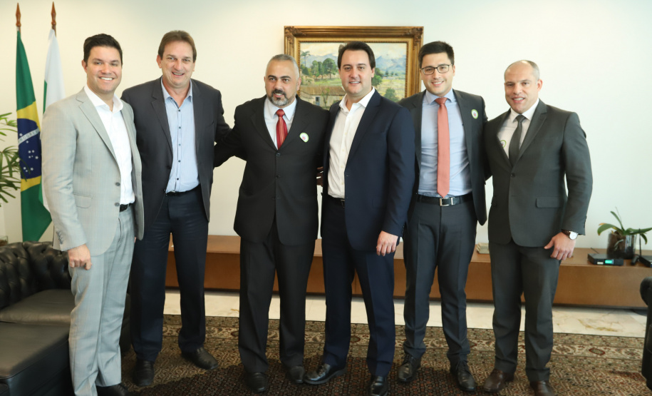 O governador Carlos Massa Ratinho Junior assinou nesta segunda-feira (6) decreto que prorroga os benefícios fiscais do Imposto sobre Circulação de Mercadorias e Serviços (ICMS) ao setor produtivo de todo o Estado. A medida beneficia setores como a agropecuária e indústria e busca manter a competitividade de mercado de diversos produtos paranaenses. Foto: Rodrigo Felix Leal/ANPr - 06/05/2019