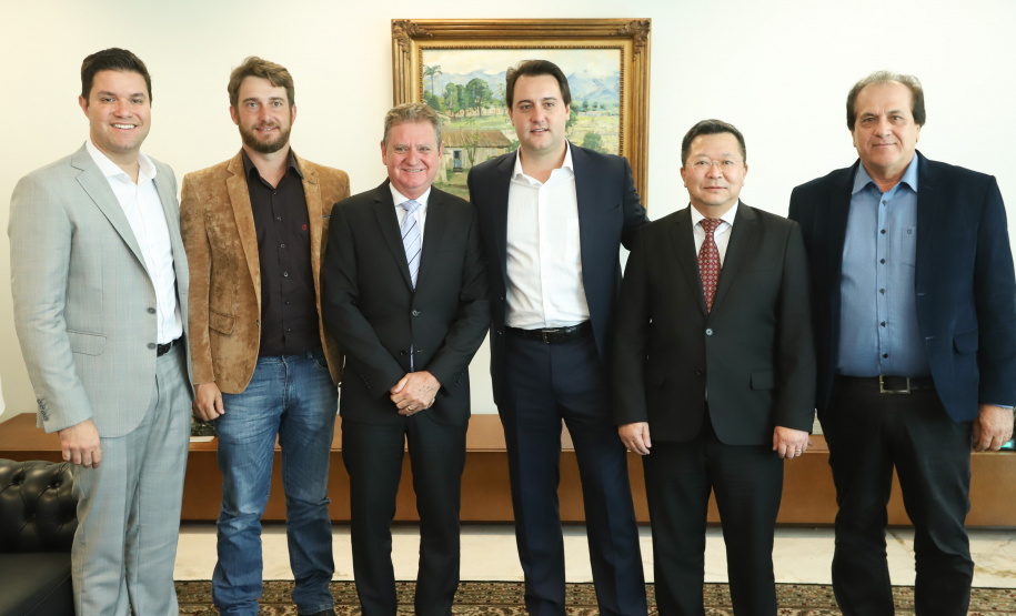 O governador Carlos Massa Ratinho Junior assinou nesta segunda-feira (6) decreto que prorroga os benefícios fiscais do Imposto sobre Circulação de Mercadorias e Serviços (ICMS) ao setor produtivo de todo o Estado. A medida beneficia setores como a agropecuária e indústria e busca manter a competitividade de mercado de diversos produtos paranaenses.. Foto: Rodrigo Felix Leal/ANPr - 06/05/2019