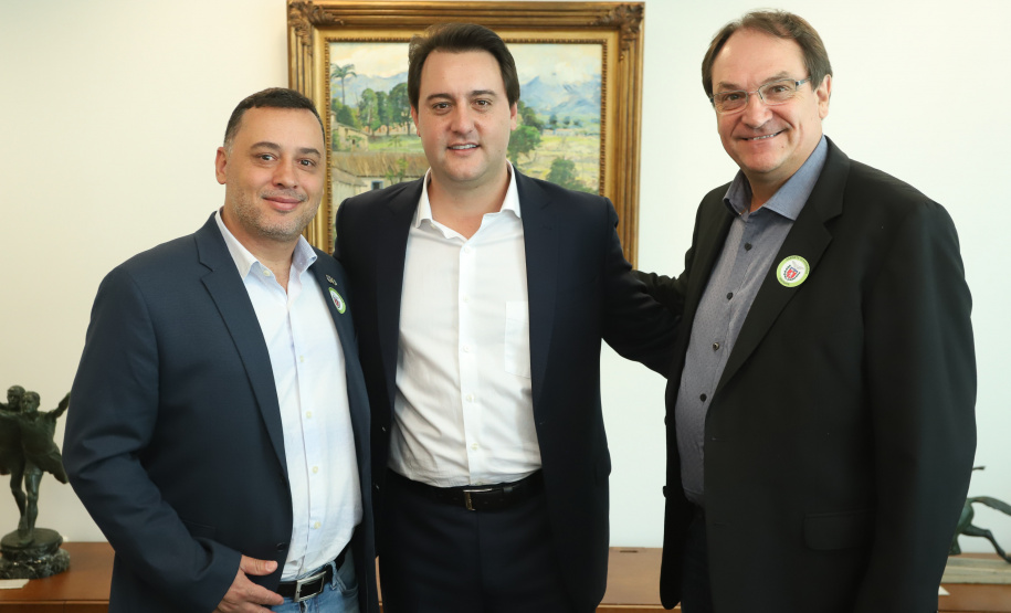 O governador Carlos Massa Ratinho Junior assinou nesta segunda-feira (6) decreto que prorroga os benefícios fiscais do Imposto sobre Circulação de Mercadorias e Serviços (ICMS) ao setor produtivo de todo o Estado. A medida beneficia setores como a agropecuária e indústria e busca manter a competitividade de mercado de diversos produtos paranaenses.. Foto: Rodrigo Felix Leal/ANPr - 06/05/2019