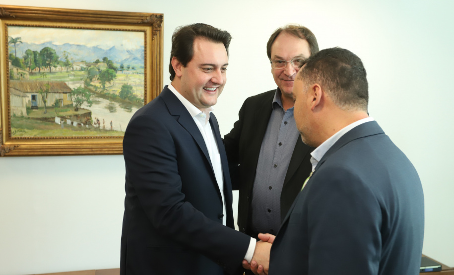 O governador Carlos Massa Ratinho Junior assinou nesta segunda-feira (6) decreto que prorroga os benefícios fiscais do Imposto sobre Circulação de Mercadorias e Serviços (ICMS) ao setor produtivo de todo o Estado. A medida beneficia setores como a agropecuária e indústria e busca manter a competitividade de mercado de diversos produtos paranaenses.Foto: Rodrigo Felix Leal/ANPr - 06/05/2019