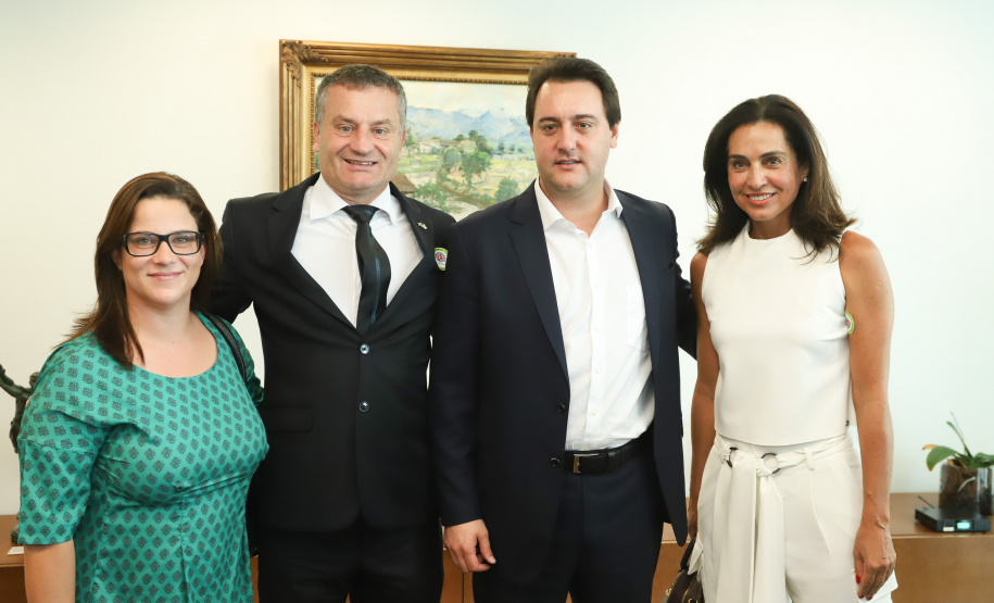 O governador Carlos Massa Ratinho Junior assinou nesta segunda-feira (6) decreto que prorroga os benefícios fiscais do Imposto sobre Circulação de Mercadorias e Serviços (ICMS) ao setor produtivo de todo o Estado. A medida beneficia setores como a agropecuária e indústria e busca manter a competitividade de mercado de diversos produtos paranaenses. Foto: Rodrigo Felix Leal/ANPr - 06/05/2019