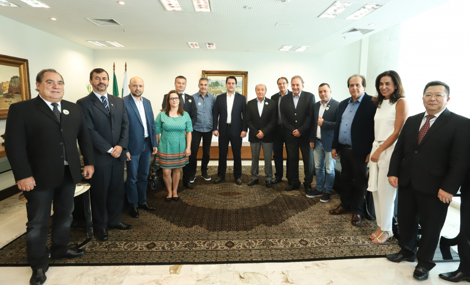 O governador Carlos Massa Ratinho Junior assinou nesta segunda-feira (6) decreto que prorroga os benefícios fiscais do Imposto sobre Circulação de Mercadorias e Serviços (ICMS) ao setor produtivo de todo o Estado. A medida beneficia setores como a agropecuária e indústria e busca manter a competitividade de mercado de diversos produtos paranaenses. Foto: Rodrigo Felix Leal/ANPr - 06/05/2019