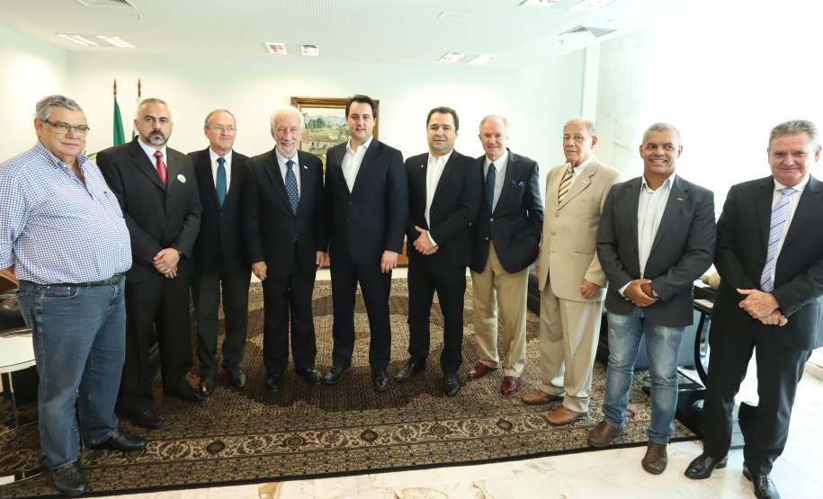 O governador Carlos Massa Ratinho Junior assinou nesta segunda-feira (6) decreto que prorroga os benefícios fiscais do Imposto sobre Circulação de Mercadorias e Serviços (ICMS) ao setor produtivo de todo o Estado. A medida beneficia setores como a agropecuária e indústria e busca manter a competitividade de mercado de diversos produtos paranaenses. Foto: Rodrigo Felix Leal/ANPr - 06/05/2019