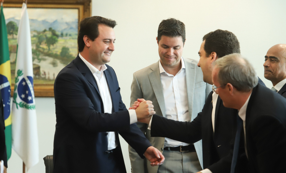 O governador Carlos Massa Ratinho Junior assinou nesta segunda-feira (6) decreto que prorroga os benefícios fiscais do Imposto sobre Circulação de Mercadorias e Serviços (ICMS) ao setor produtivo de todo o Estado. A medida beneficia setores como a agropecuária e indústria e busca manter a competitividade de mercado de diversos produtos paranaenses. Foto: Rodrigo Felix Leal/ANPr - 06/05/2019