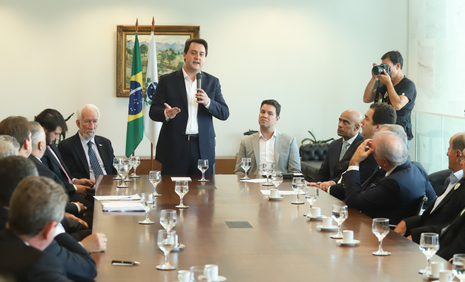 O governador Carlos Massa Ratinho Junior assinou nesta segunda-feira (6) decreto que prorroga os benefícios fiscais do Imposto sobre Circulação de Mercadorias e Serviços (ICMS) ao setor produtivo de todo o Estado. A medida beneficia setores como a agropecuária e indústria e busca manter a competitividade de mercado de diversos produtos paranaenses. Foto: Rodrigo Felix Leal/ANPr - 06/05/2019