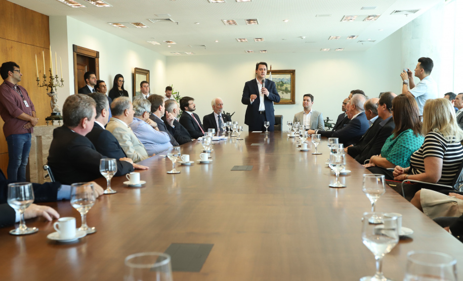 O governador Carlos Massa Ratinho Junior assinou nesta segunda-feira (6) decreto que prorroga os benefícios fiscais do Imposto sobre Circulação de Mercadorias e Serviços (ICMS) ao setor produtivo de todo o Estado. A medida beneficia setores como a agropecuária e indústria e busca manter a competitividade de mercado de diversos produtos paranaenses. Foto: Rodrigo Felix Leal/ANPr - 06/05/2019