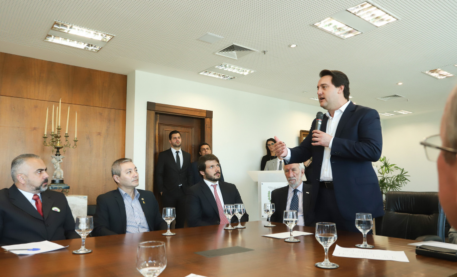 O governador Carlos Massa Ratinho Junior assinou nesta segunda-feira (6) decreto que prorroga os benefícios fiscais do Imposto sobre Circulação de Mercadorias e Serviços (ICMS) ao setor produtivo de todo o Estado. A medida beneficia setores como a agropecuária e indústria e busca manter a competitividade de mercado de diversos produtos paranaenses. Foto: Rodrigo Felix Leal/ANPr - 06/05/2019