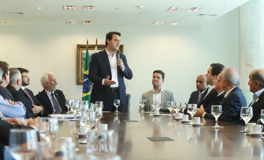 O governador Carlos Massa Ratinho Junior assinou nesta segunda-feira (6) decreto que prorroga os benefícios fiscais do Imposto sobre Circulação de Mercadorias e Serviços (ICMS) ao setor produtivo de todo o Estado. A medida beneficia setores como a agropecuária e indústria e busca manter a competitividade de mercado de diversos produtos paranaenses. Foto: Rodrigo Felix Leal/ANPr - 06/05/2019