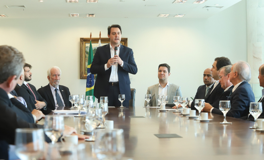 O governador Carlos Massa Ratinho Junior assinou nesta segunda-feira (6) decreto que prorroga os benefícios fiscais do Imposto sobre Circulação de Mercadorias e Serviços (ICMS) ao setor produtivo de todo o Estado. A medida beneficia setores como a agropecuária e indústria e busca manter a competitividade de mercado de diversos produtos paranaenses. Foto: Rodrigo Felix Leal/ANPr - 06/05/2019