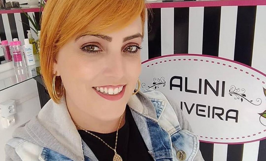 Para a cabeleireira Alini Oliveira, 35 anos, usar o aplicativo está sendo interessante e bem prático. “Baixei o aplicativo já tem uns dois meses e nesse tempo pude ter a experiência de trabalhar, de ter as pessoas me contratando e descobrindo meu serviço, o que é muito importante. Já fui contratada quatro vezes. É muito bom”, conta a prestadora de serviços. Foto: Divulgação/SEJUF