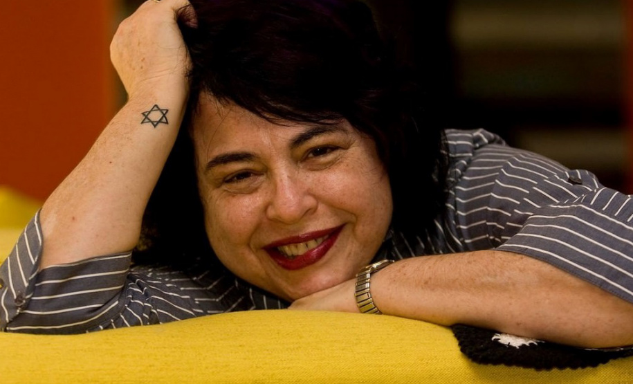 A autora gaúcha Cíntia Moscovich é a convidada de maio do projeto Um Escritor na Biblioteca. O bate-papo, com mediação da jornalista Mariana Sanchez, acontece no dia 14, às 19h, no auditório da Biblioteca Pública do Paraná. A entrada é gratuita. Até o final do ano, outros cinco autores participam do evento.Foto: Divulgação/BPP