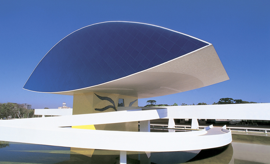 Quem visitar o Museu Oscar Niemeyer nesta quarta-feira (8) – dia da semana em que o acesso é sempre gratuito – poderá participar de diversas atividades especiais. Não há custo para o público e nem é necessário ter conhecimento prévio em arte.Foto: Carlos Renato Fernandes/Divulgação/MON