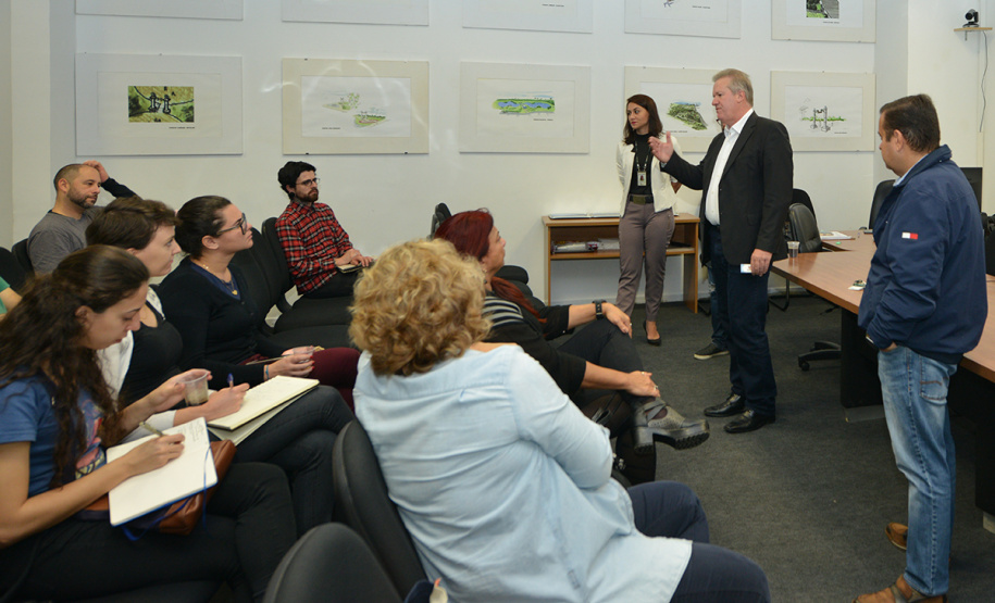 Alunos e professores do curso de pós-graduação em Geografia da Universidade Federal do Paraná (UFPR) visitaram a sede da Cohapar nesta terça-feira (7). Eles conhecerem detalhes dos programas de regularização fundiária coordenados pela companhia, com ênfase no programa Morar Legal Paraná.Foto:Bianca Breus / Cohapar