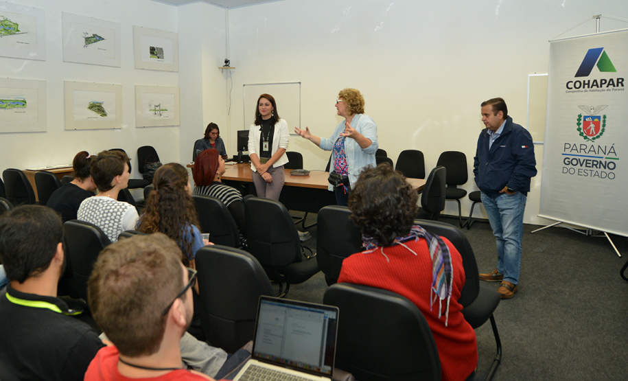 Alunos e professores do curso de pós-graduação em Geografia da Universidade Federal do Paraná (UFPR) visitaram a sede da Cohapar nesta terça-feira (7). Eles conhecerem detalhes dos programas de regularização fundiária coordenados pela companhia, com ênfase no programa Morar Legal Paraná.Foto:Bianca Breus / Cohapar
