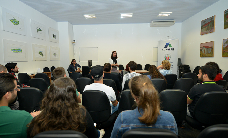 Alunos e professores do curso de pós-graduação em Geografia da Universidade Federal do Paraná (UFPR) visitaram a sede da Cohapar nesta terça-feira (7). Eles conhecerem detalhes dos programas de regularização fundiária coordenados pela companhia, com ênfase no programa Morar Legal Paraná.Foto:Bianca Breus / Cohapar