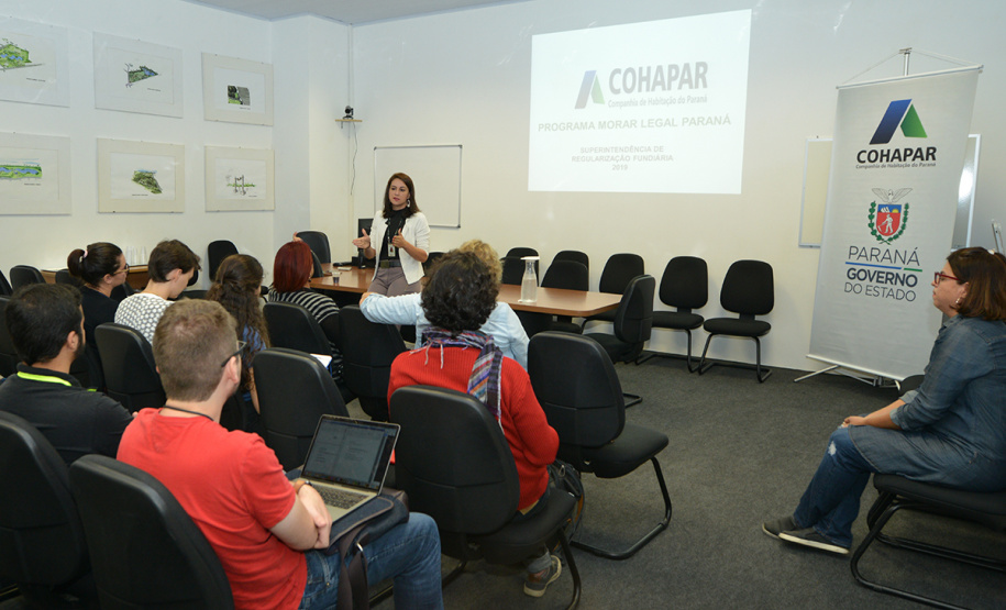 Alunos e professores do curso de pós-graduação em Geografia da Universidade Federal do Paraná (UFPR) visitaram a sede da Cohapar nesta terça-feira (7). Eles conhecerem detalhes dos programas de regularização fundiária coordenados pela companhia, com ênfase no programa Morar Legal Paraná.Foto:Bianca Breus / Cohapar