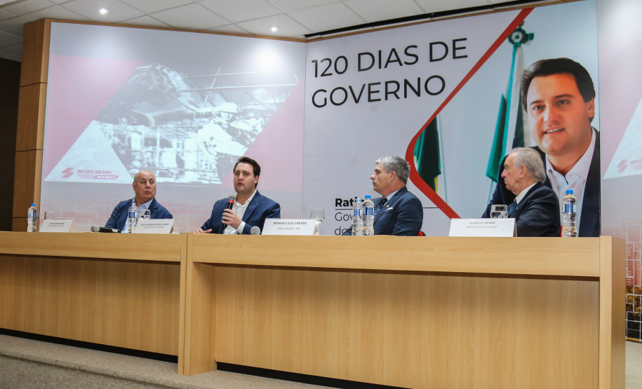 O governador Carlos Massa Ratinho Junior participa de reunião com associados do Sinduscon-PR  nesta terça-feira (7) apresentando um balanço dos 120 dias de gestão do Estado.   Curitiba, 07/05/2019 -  Foto: Geraldo Bubniak/ANPr