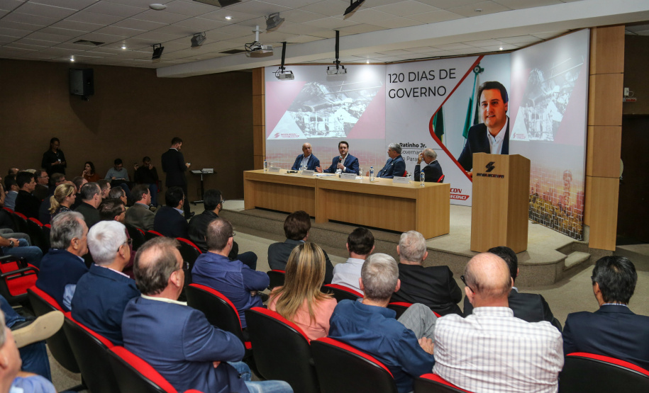 O governador Carlos Massa Ratinho Junior participa de reunião com associados do Sinduscon-PR  nesta terça-feira (7) apresentando um balanço dos 120 dias de gestão do Estado.   Curitiba, 07/05/2019 -  Foto: Geraldo Bubniak/ANPr