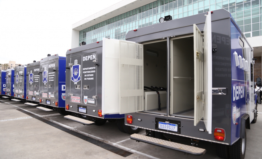 O governador Carlos Massa Ratinho Junior entregou nesta quarta-feira armas, rádios comunicadores e veículos de escolta ao Departamento Penitenciário do Paraná (Depen). O objetivo é equipar e modernizar o sistema prisional do Estado. Curitiba, 08/05/2019. Foto: José Fernando Ogura/ANPr