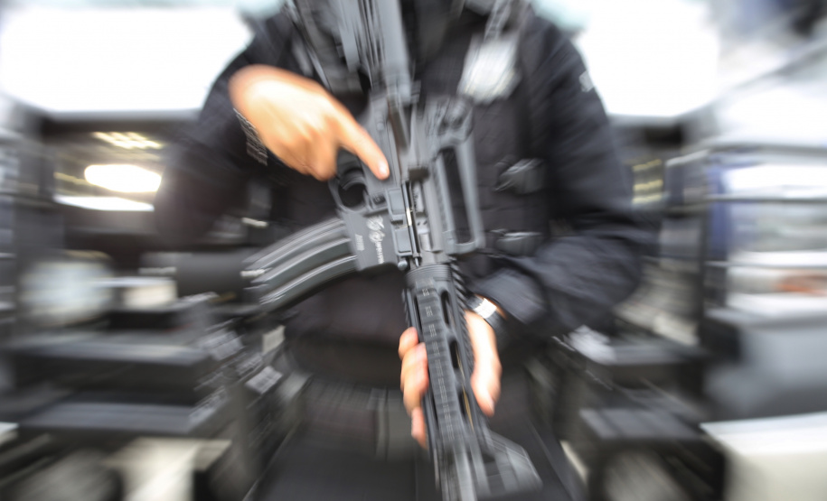 O governador Carlos Massa Ratinho Junior entregou nesta quarta-feira armas, rádios comunicadores e veículos de escolta ao Departamento Penitenciário do Paraná (Depen). O objetivo é equipar e modernizar o sistema prisional do Estado. Curitiba, 08/05/2019. Foto: José Fernando Ogura/ANPr