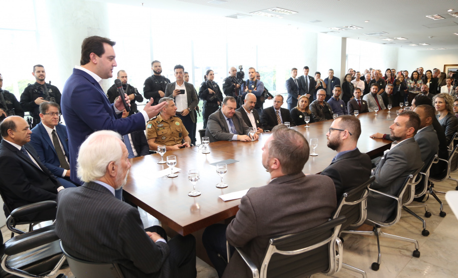 O governador Carlos Massa Ratinho Junior entregou nesta quarta-feira armas, rádios comunicadores e veículos de escolta ao Departamento Penitenciário do Paraná (Depen). O objetivo é equipar e modernizar o sistema prisional do Estado. Curitiba, 08/05/2019. Foto: José Fernando Ogura/ANPr