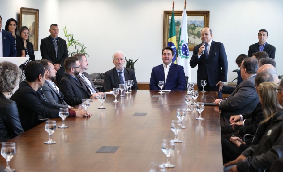 O governador Carlos Massa Ratinho Junior entregou nesta quarta-feira armas, rádios comunicadores e veículos de escolta ao Departamento Penitenciário do Paraná (Depen). O objetivo é equipar e modernizar o sistema prisional do Estado. Curitiba, 08/05/2019. Foto: José Fernando Ogura/ANPr
