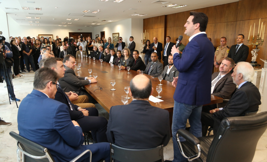 O governador Carlos Massa Ratinho Junior entregou nesta quarta-feira armas, rádios comunicadores e veículos de escolta ao Departamento Penitenciário do Paraná (Depen). O objetivo é equipar e modernizar o sistema prisional do Estado. Curitiba, 08/05/2019. Foto: José Fernando Ogura/ANPr