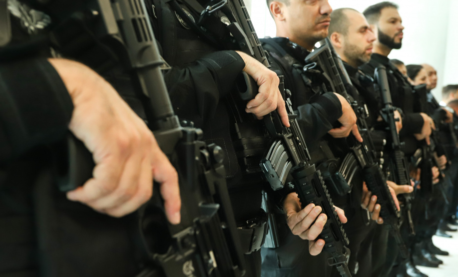O governador Carlos Massa Ratinho Junior entregou nesta quarta-feira (8), em cerimônia no Palácio Iguaçu, novas armas, rádios comunicadores e veículos de escolta ao Departamento Penitenciário do Paraná (Depen). Foto: Rodrigo Felix Leal/ANPr