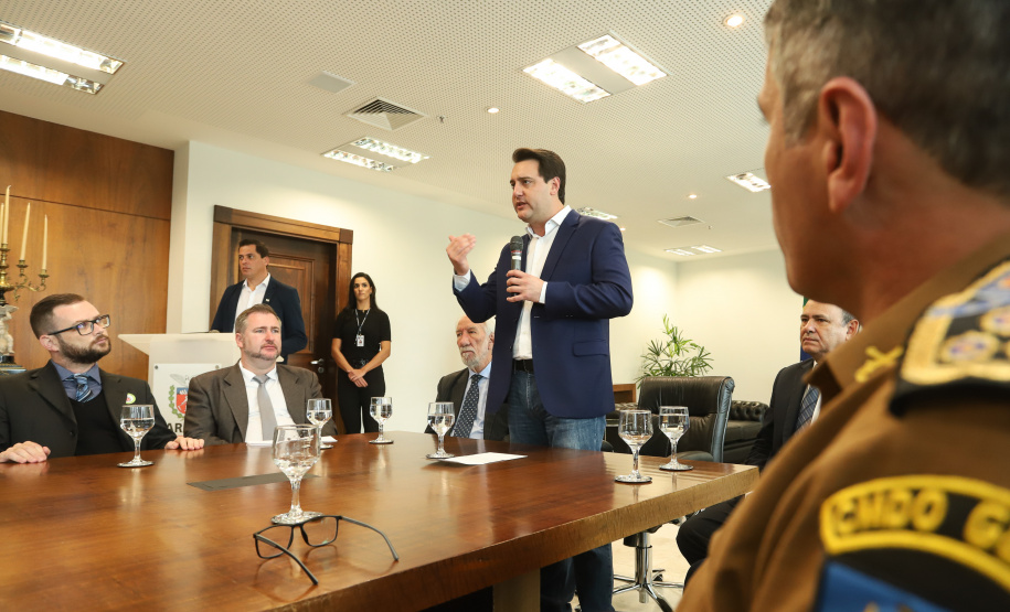 O governador Carlos Massa Ratinho Junior entregou nesta quarta-feira (8), em cerimônia no Palácio Iguaçu, novas armas, rádios comunicadores e veículos de escolta ao Departamento Penitenciário do Paraná (Depen). Foto: Rodrigo Felix Leal/ANPr