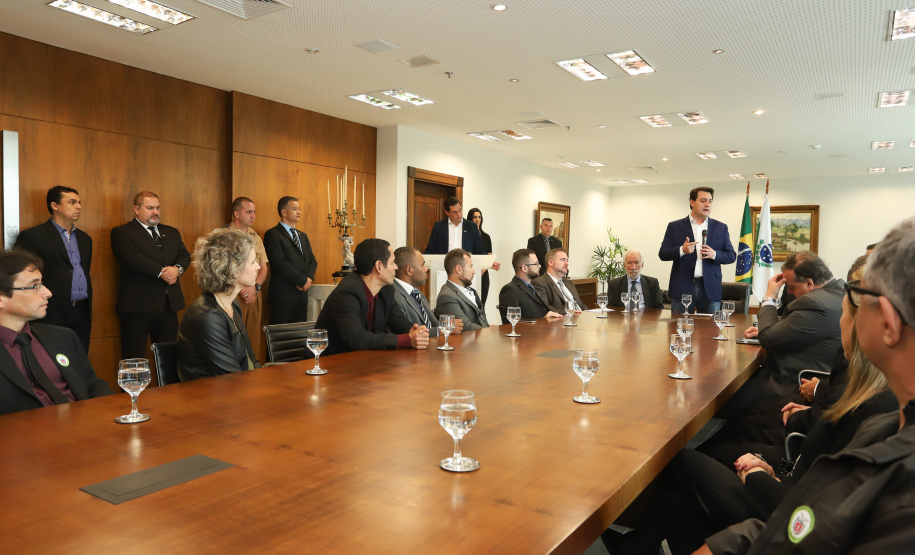 O governador Carlos Massa Ratinho Junior entregou nesta quarta-feira (8), em cerimônia no Palácio Iguaçu, novas armas, rádios comunicadores e veículos de escolta ao Departamento Penitenciário do Paraná (Depen). Foto: Rodrigo Felix Leal/ANPr