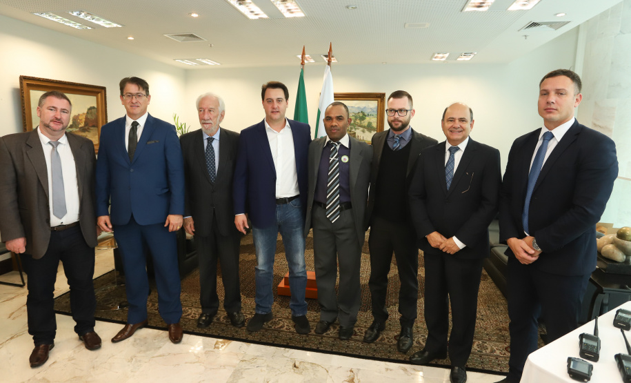 O governador Carlos Massa Ratinho Junior entregou nesta quarta-feira (8), em cerimônia no Palácio Iguaçu, novas armas, rádios comunicadores e veículos de escolta ao Departamento Penitenciário do Paraná (Depen). Foto: Rodrigo Felix Leal/ANPr