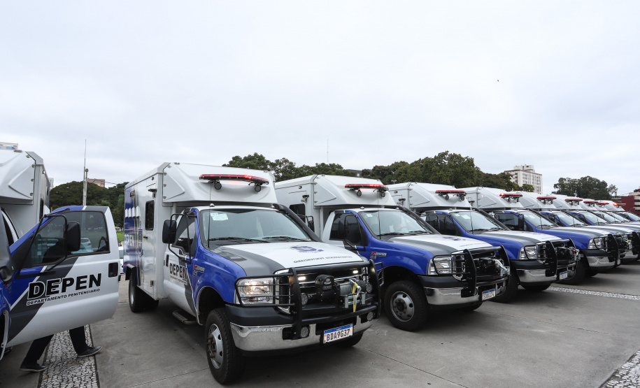 O governador Carlos Massa Ratinho Junior entregou nesta quarta-feira (8), em cerimônia no Palácio Iguaçu, novas armas, rádios comunicadores e veículos de escolta ao Departamento Penitenciário do Paraná (Depen). Foto: Rodrigo Felix Leal/ANPr