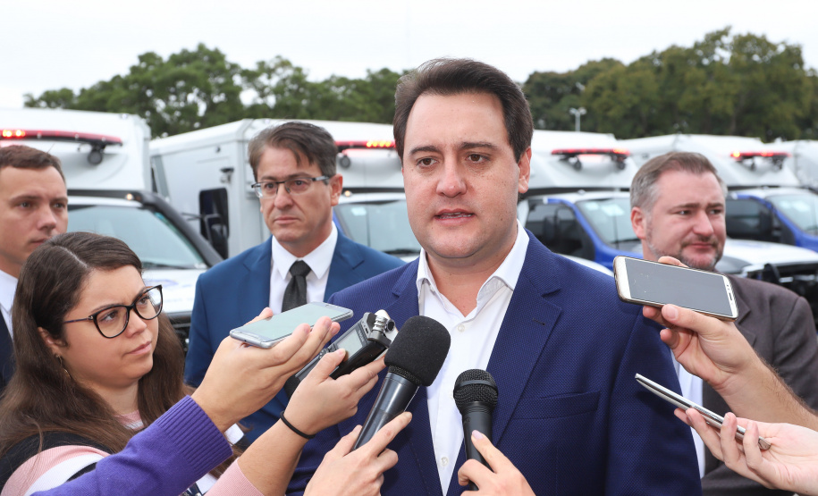O governador Carlos Massa Ratinho Junior entregou nesta quarta-feira (8), em cerimônia no Palácio Iguaçu, novas armas, rádios comunicadores e veículos de escolta ao Departamento Penitenciário do Paraná (Depen). Foto: Rodrigo Felix Leal/ANPr