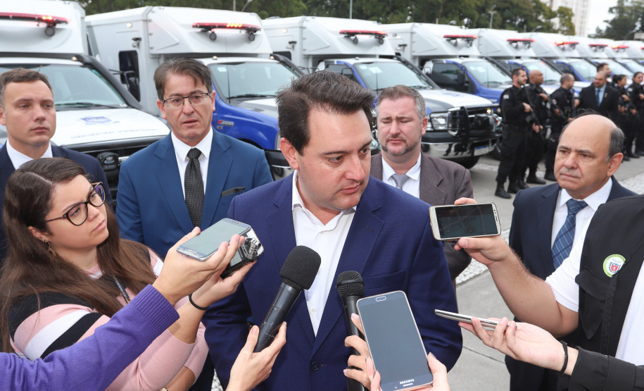 O governador Carlos Massa Ratinho Junior entregou nesta quarta-feira (8), em cerimônia no Palácio Iguaçu, novas armas, rádios comunicadores e veículos de escolta ao Departamento Penitenciário do Paraná (Depen). Foto: Rodrigo Felix Leal/ANPr