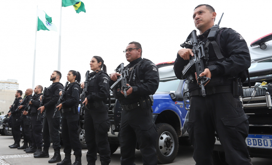 O governador Carlos Massa Ratinho Junior entregou nesta quarta-feira (8), em cerimônia no Palácio Iguaçu, novas armas, rádios comunicadores e veículos de escolta ao Departamento Penitenciário do Paraná (Depen). Foto: Rodrigo Felix Leal/ANPr
