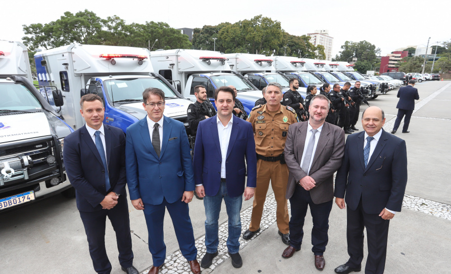 O governador Carlos Massa Ratinho Junior entregou nesta quarta-feira (8), em cerimônia no Palácio Iguaçu, novas armas, rádios comunicadores e veículos de escolta ao Departamento Penitenciário do Paraná (Depen). Foto: Rodrigo Felix Leal/ANPr