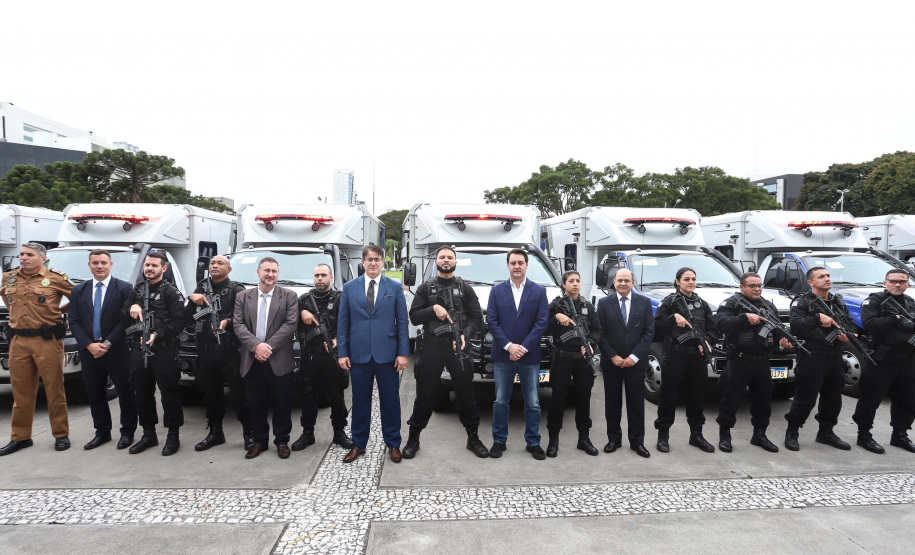 O governador Carlos Massa Ratinho Junior entregou nesta quarta-feira (8), em cerimônia no Palácio Iguaçu, novas armas, rádios comunicadores e veículos de escolta ao Departamento Penitenciário do Paraná (Depen). Foto: Rodrigo Felix Leal/ANPr