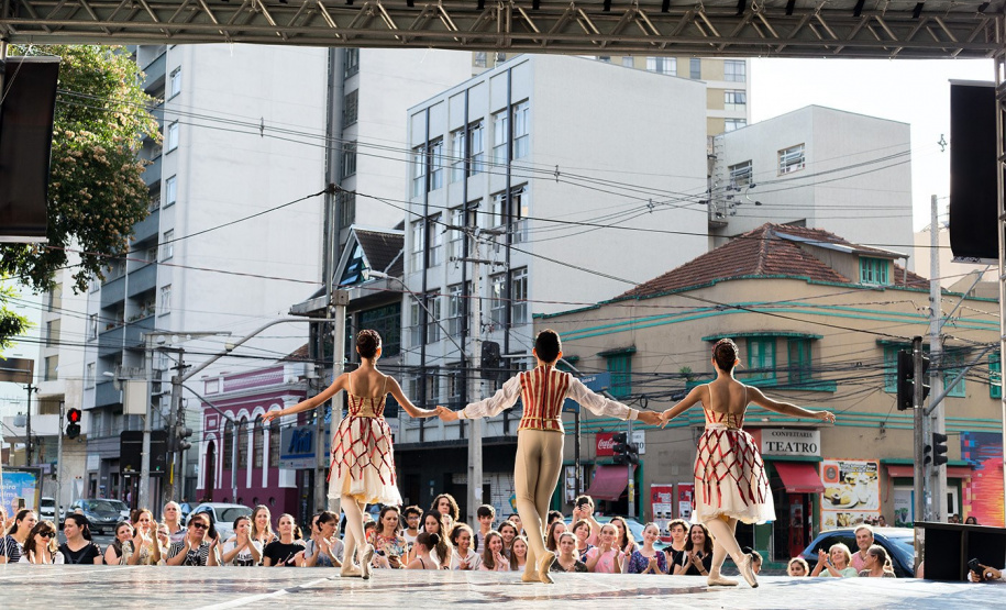 Palco externo leva atrações do Guaíra para a rua.Foto: Maringas Maciel/CCTG