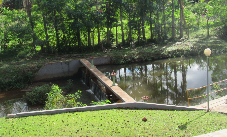 A Sanepar conclui nesta semana a interligação da adutora que faz a conexão entre a estação de transbordo e o reservatório de água tratada do Jardim Belo Horizonte, em Medianeira. Para isto, será necessário assentar cerca de 700 metros de tubulação de grande porte e interromper, na quinta-feira (9), o abastecimento de água por cerca de 8 horas em diversos bairros da cidade. Foto:Divulgação/Sanepar