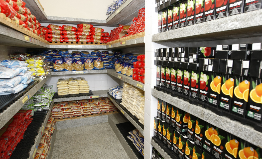 Terceira remessa de alimentos não perecíveis chega às escolas estaduais. Foto: Hedeson Alves-SEED/ Arquivo ANPr