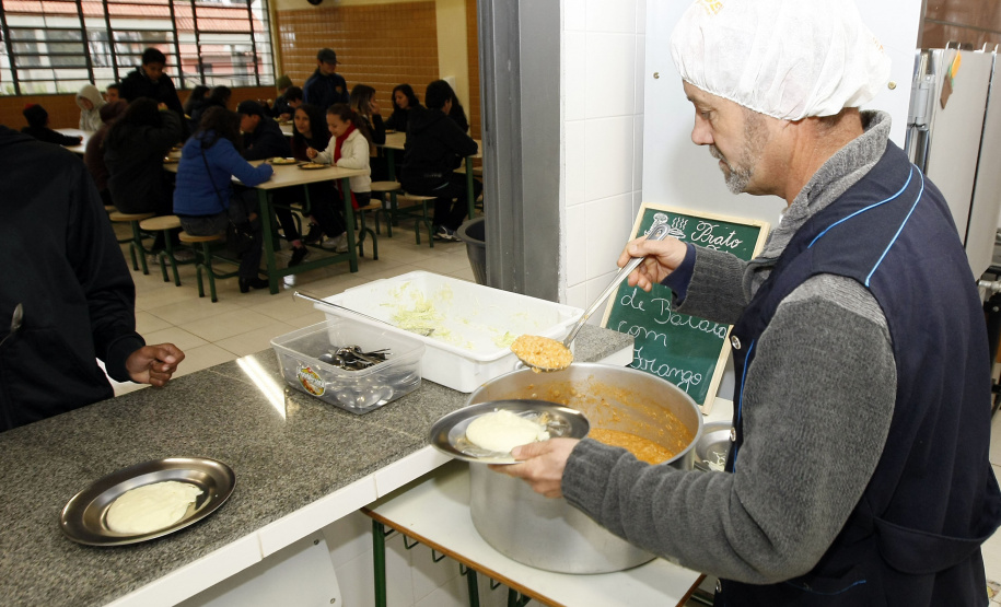 Terceira remessa de alimentos não perecíveis chega às escolas estaduais. Foto: Hedeson Alves-SEED/ Arquivo ANPr