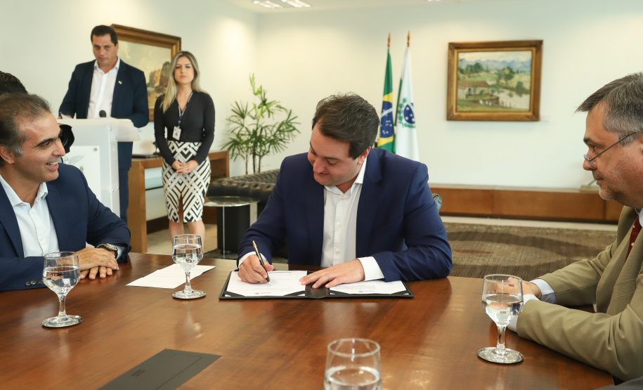 O governador Carlos Massa Ratinho Junior e o CEO da Volkswagen América Latina, Pablo Di Si, anunciam investimentos em ação social. Foto: Rodrigo Felix Leal/ANPr