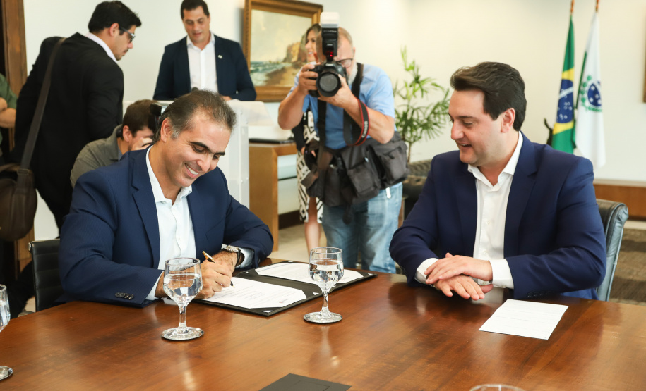 O governador Carlos Massa Ratinho Junior e o CEO da Volkswagen América Latina, Pablo Di Si, anunciam investimentos em ação social. Foto: Rodrigo Felix Leal/ANPr