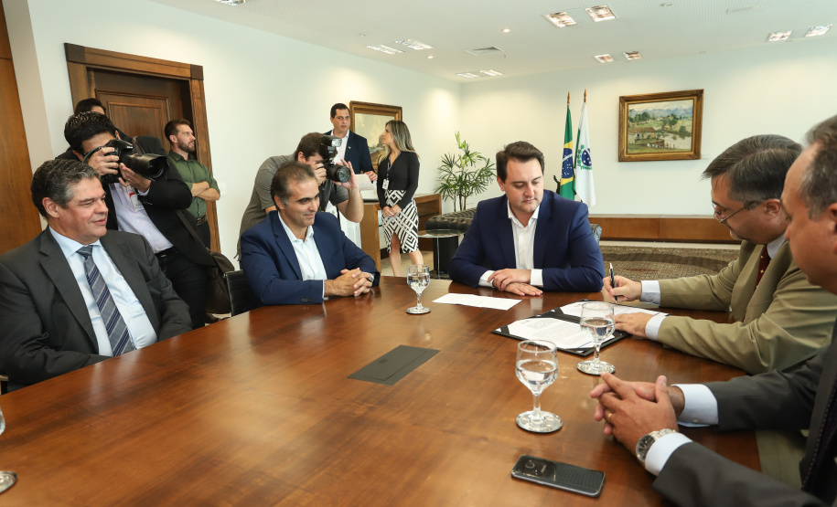 O governador Carlos Massa Ratinho Junior e o CEO da Volkswagen América Latina, Pablo Di Si, anunciam investimentos em ação social. Foto: Rodrigo Felix Leal/ANPr