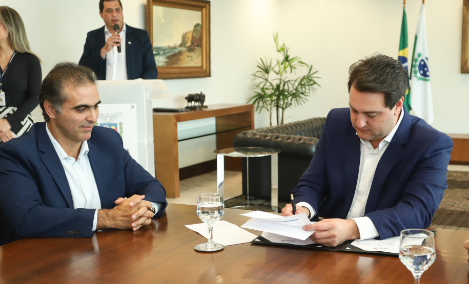 O governador Carlos Massa Ratinho Junior e o CEO da Volkswagen América Latina, Pablo Di Si, anunciam investimentos em ação social. Foto: Rodrigo Felix Leal/ANPr