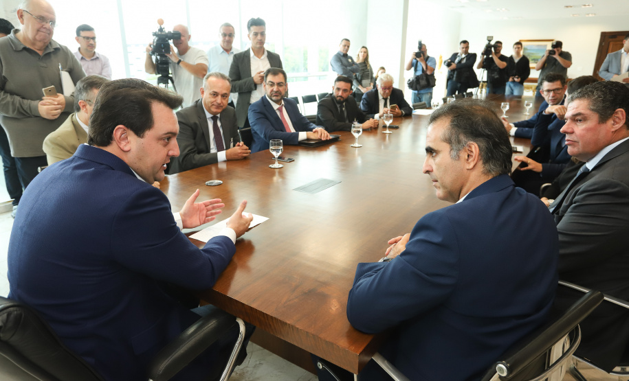 O governador Carlos Massa Ratinho Junior e o CEO da Volkswagen América Latina, Pablo Di Si, anunciam investimentos em ação social. Foto: Rodrigo Felix Leal/ANPr