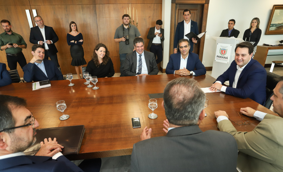 O governador Carlos Massa Ratinho Junior e o CEO da Volkswagen América Latina, Pablo Di Si, anunciam investimentos em ação social. Foto: Rodrigo Felix Leal/ANPr