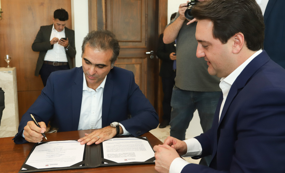 O governador Carlos Massa Ratinho Junior e o CEO da Volkswagen América Latina, Pablo Di Si, anunciam investimentos em ação social. Foto: Rodrigo Felix Leal/ANPr