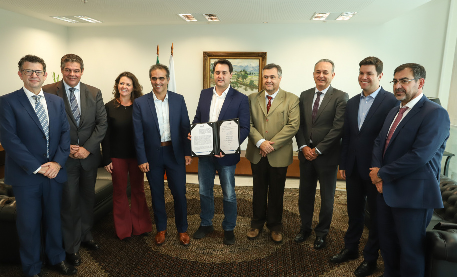 O governador Carlos Massa Ratinho Junior e o CEO da Volkswagen América Latina, Pablo Di Si, anunciam investimentos em ação social. Foto: Rodrigo Felix Leal/ANPr